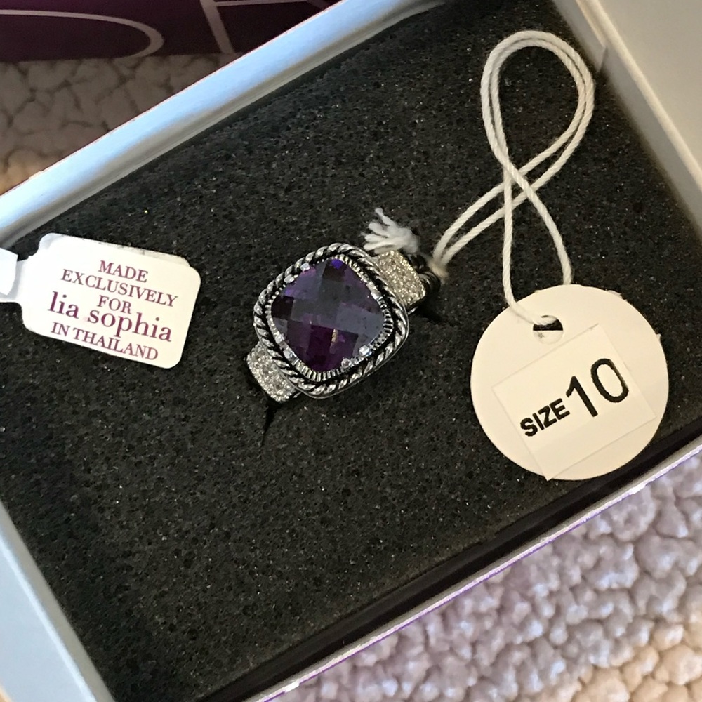 Very Nice, New, Fashion Jewelry Ring, Amethyst Simulant, Checkerboard Cut